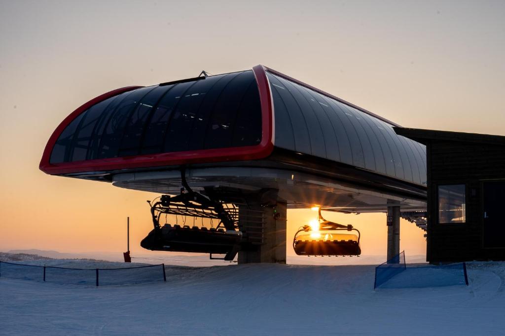 um edifício com um teleférico na neve em Nesfjellet em Nes i Ådal