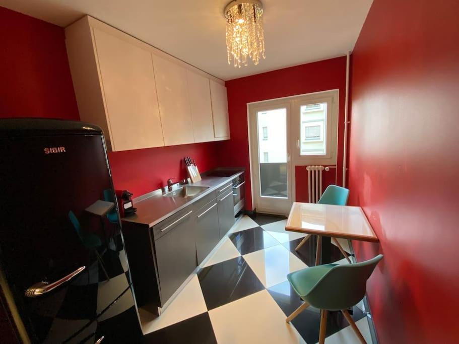 eine Küche mit schwarz-weiß kariertem Boden in der Unterkunft Fancy 1 bedroom flat in the city center (SF19) in Zürich