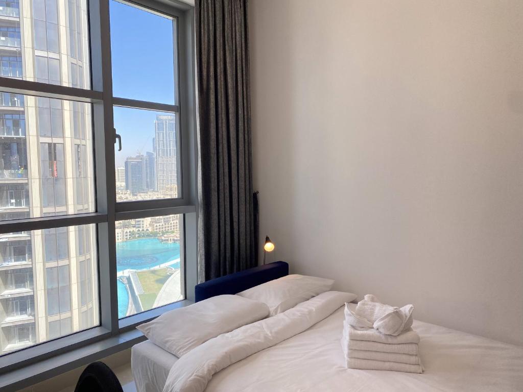 Postel nebo postele na pokoji v ubytování Lux BnB Standpoint Tower Burj & Fountain Views