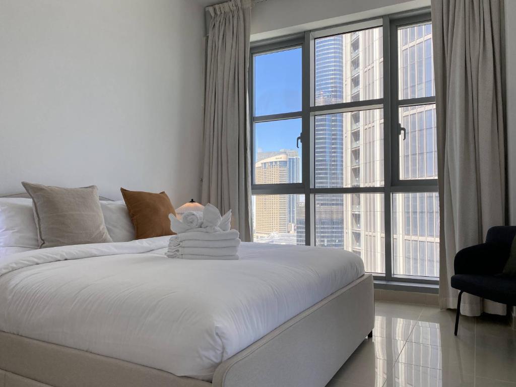 Postel nebo postele na pokoji v ubytování Lux BnB Standpoint Tower Burj & Fountain Views