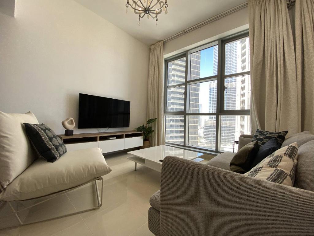 TV a/nebo společenská místnost v ubytování Lux BnB Standpoint Tower Burj & Fountain Views