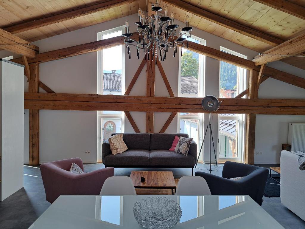 ein Wohnzimmer mit einem Sofa und einem Tisch in der Unterkunft Neu! Ferienwohnungen im Lüftlmalereck, Hennalahaus in Oberammergau