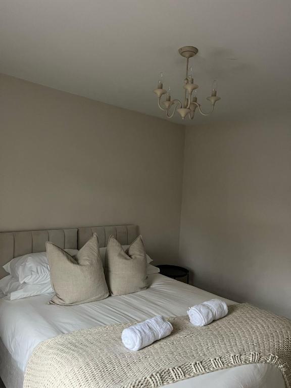 una camera da letto con un letto e due asciugamani di Rickmansworth Lodge a Watford