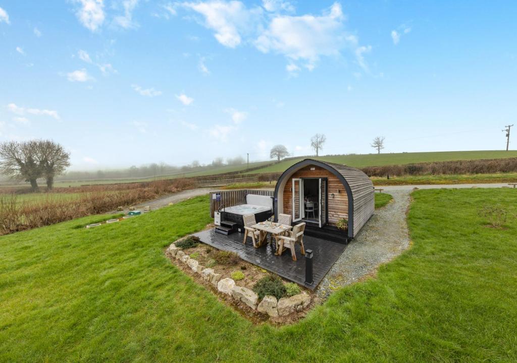 una pequeña cabaña en medio de un campo en Paradwys, en Llanfyllin