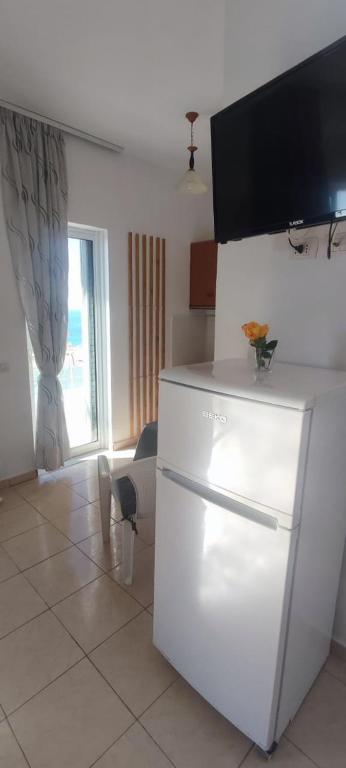TV a/nebo společenská místnost v ubytování Ionian View