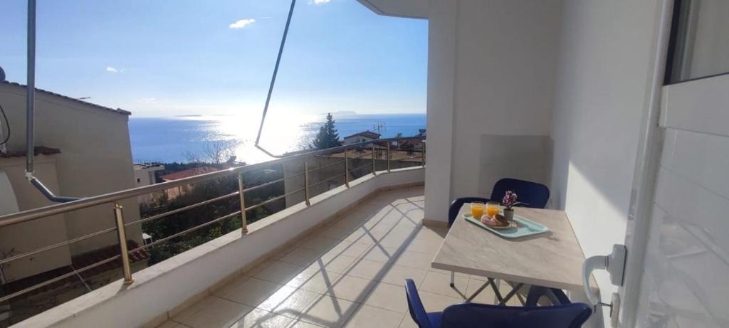 Balkón nebo terasa v ubytování Ionian View
