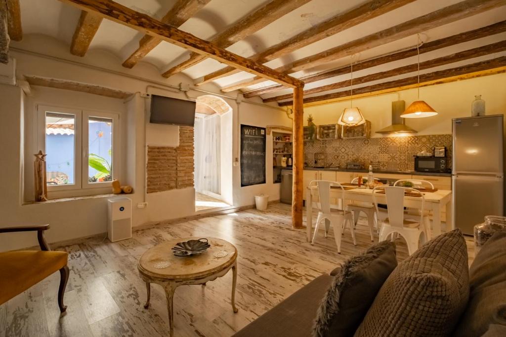 a living room with a table and a kitchen at Apartamento en el corazón de Tarragona. Planta baja con patio. in Tarragona