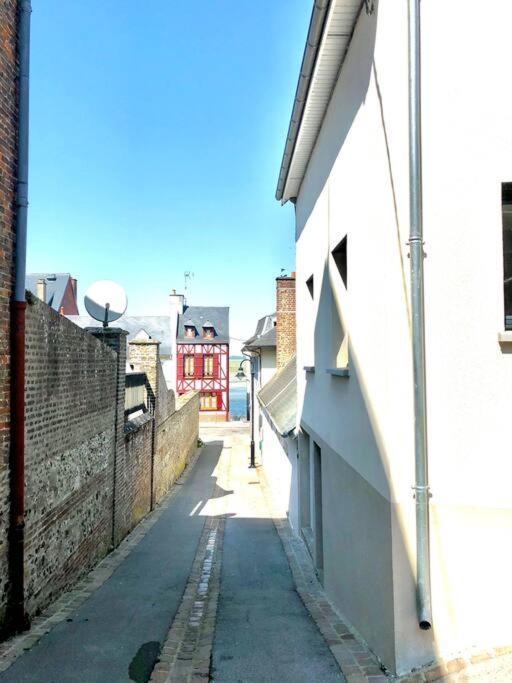 Une allée avec un bâtiment blanc et une rue dans l'établissement La Ferté de Louise, à Saint-Valery-sur-Somme