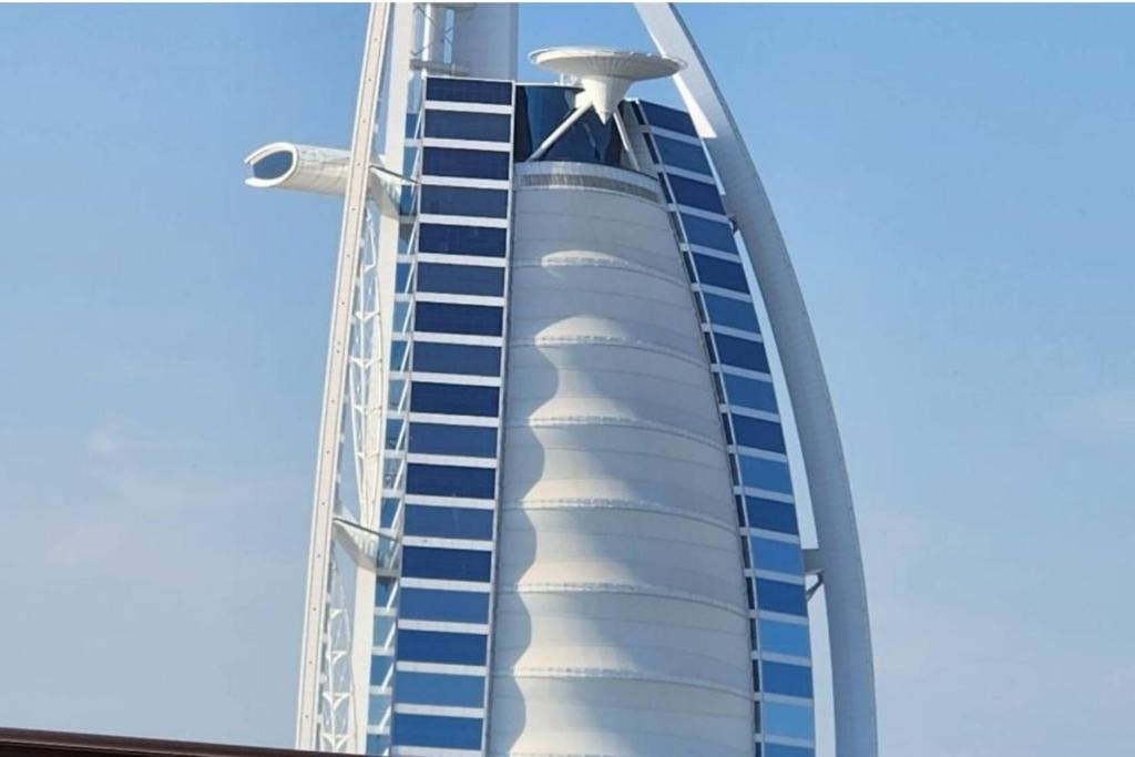 una vista de un edificio con un cielo azul en el fondo en PENTHOUSE BURJ AL ARAB FRONT en Dubái