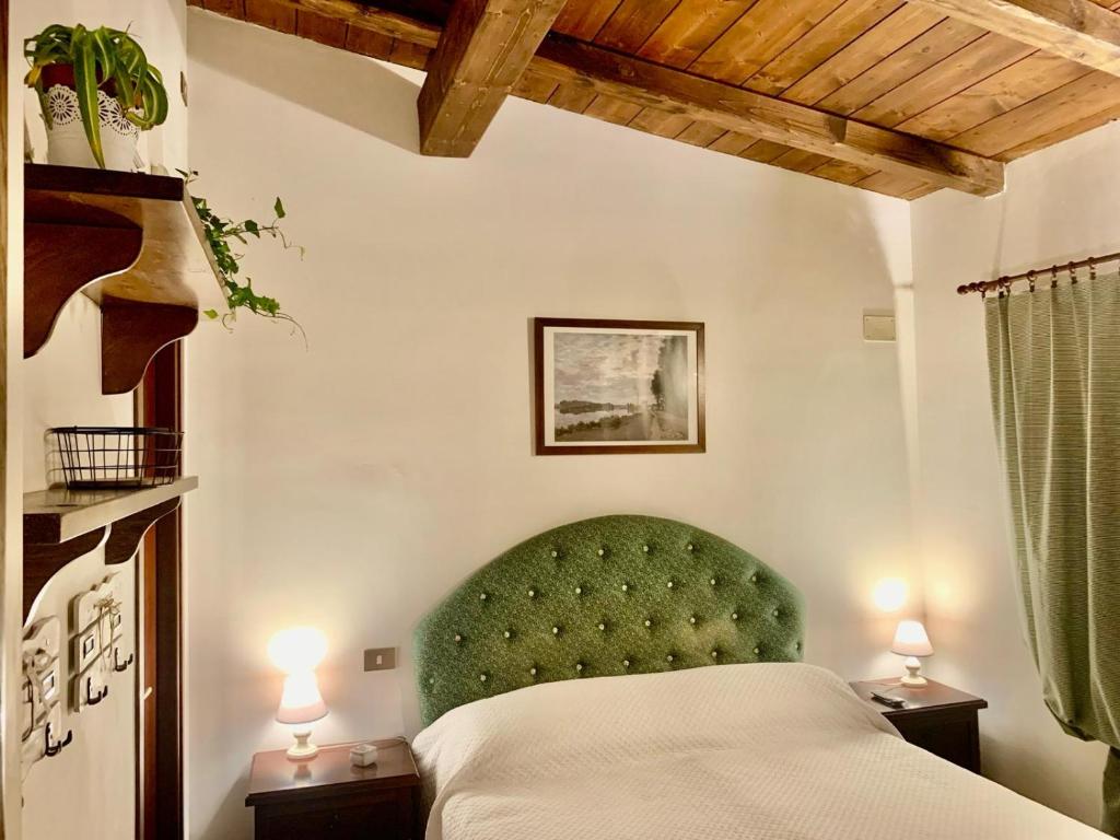 una camera con letto e sedia verde di country house ad Ardea
