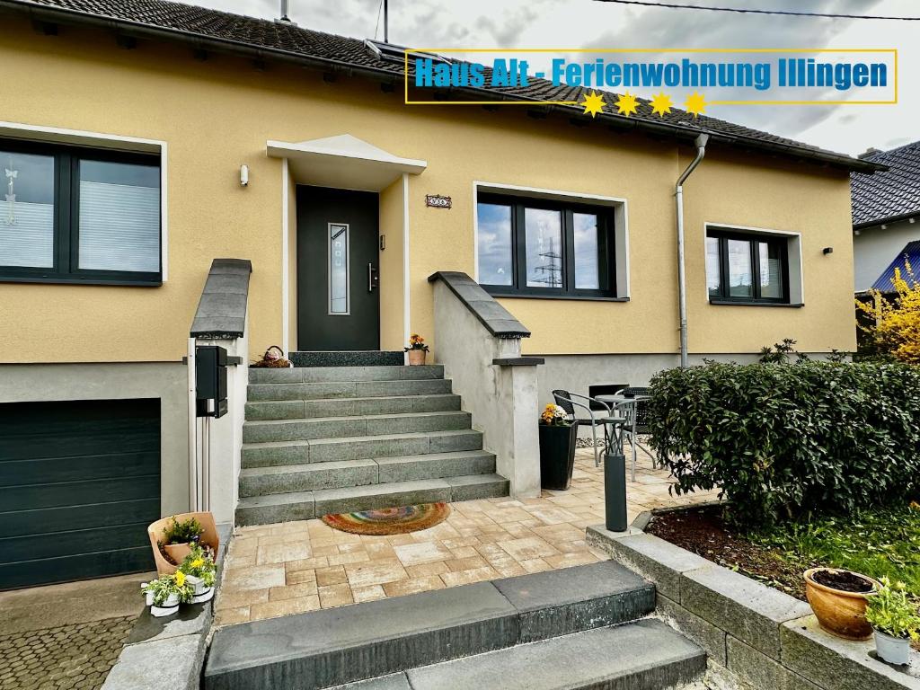 una casa con una escalera que conduce a la puerta principal en Haus Alt - Ferienwohnung, en Illingen