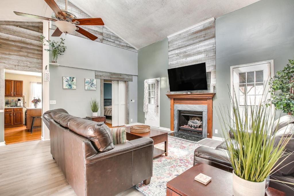 - un salon avec un canapé en cuir et une cheminée dans l'établissement All-Season Indian Lake Home with Covered Deck!, à Huntsville