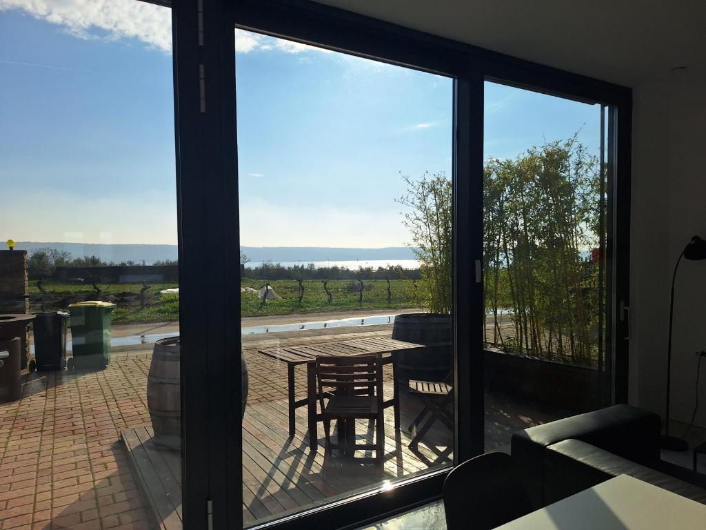 vista su un patio con tavolo e sedie di Apartment Solis a Portoroz