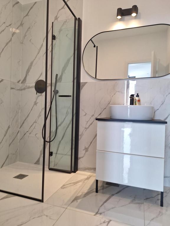 un bagno con lavandino e doccia di Apartment Solis a Portoroz