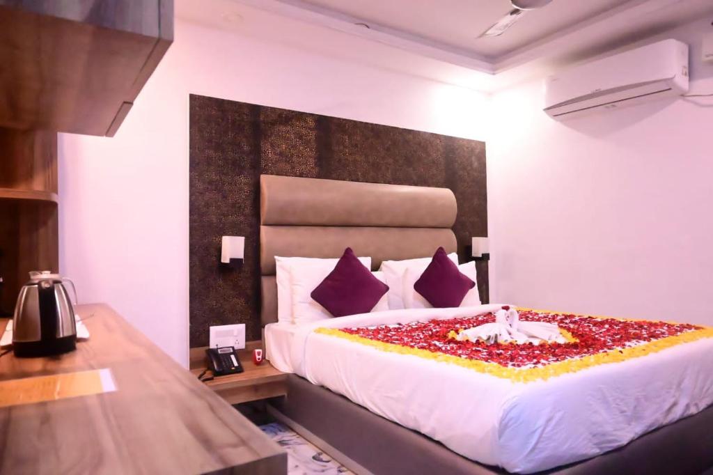 HOTEL ALL SEASON في جزيرة هافلوك: غرفة نوم بسرير كبير مع اللوح الأمامي كبير