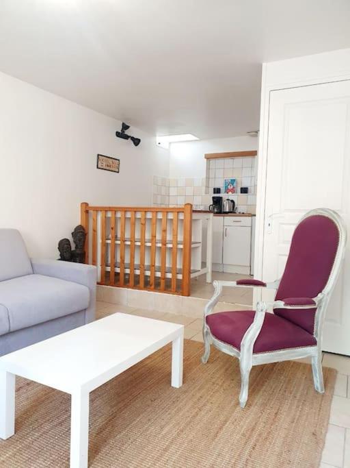 un salon avec un canapé et une chaise dans l'établissement Studio Cozy Dinard - 5 min de la plage, à Dinard