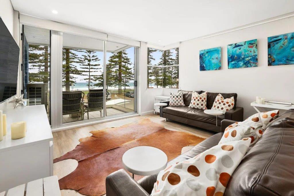een woonkamer met een bank en een tafel bij Aqua Blu - Prized Position in Sydney
