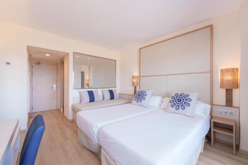 Postel nebo postele na pokoji v ubytování Ferrer Janeiro Hotel & Spa