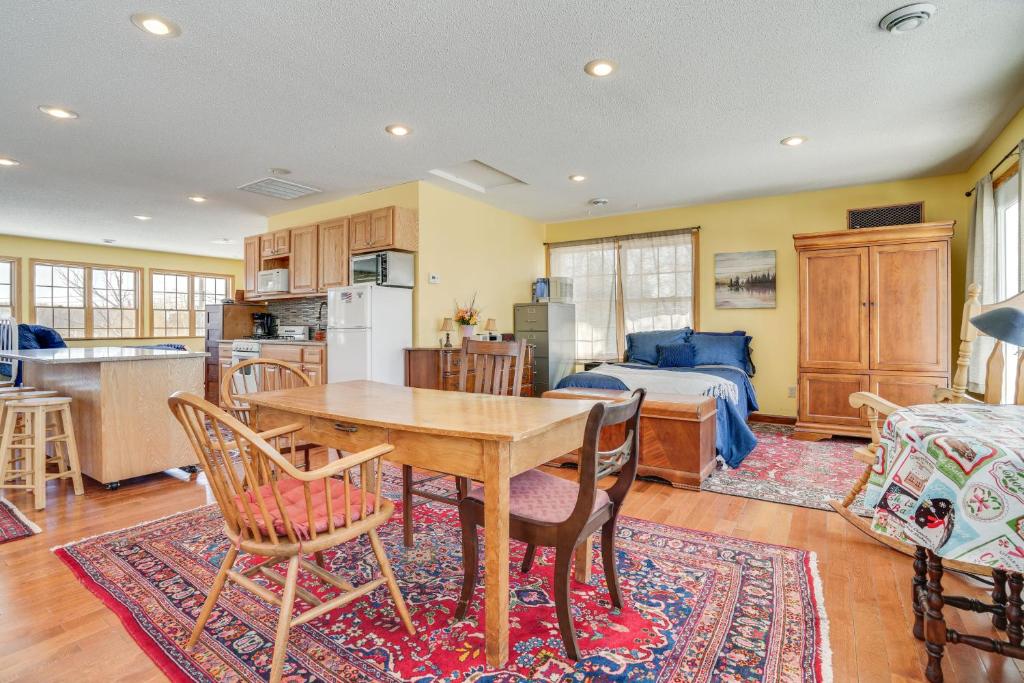 Una cocina y una sala de estar con mesa y sillas. en Waterfront Forest Lake Studio with Shared Dock!, en Forest Lake