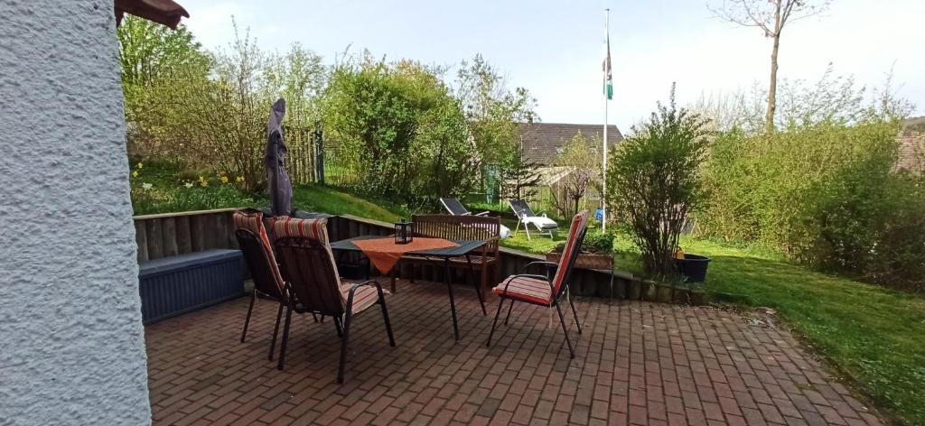 eine Terrasse mit einem Tisch und Stühlen auf einer Terrasse in der Unterkunft BR-Ferienwohnung Brombachtal in Langen-Brombach