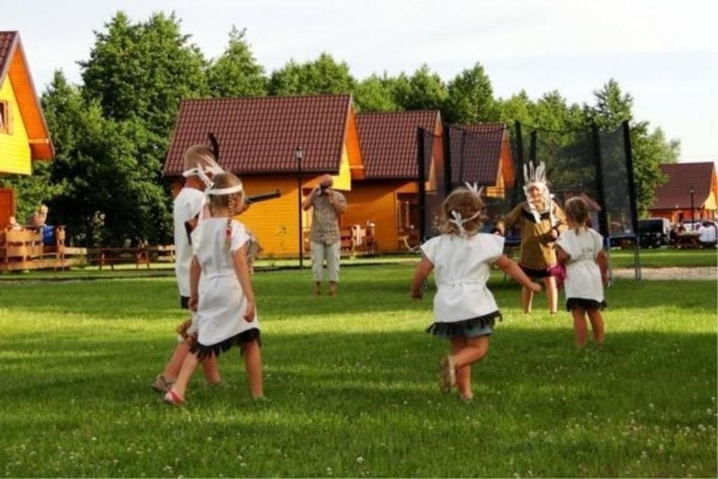 a group of young girls playing a game of frisbee at Ferienwohnung in Glenwko mit Terrasse, Garten und Grill in Gleźnowo