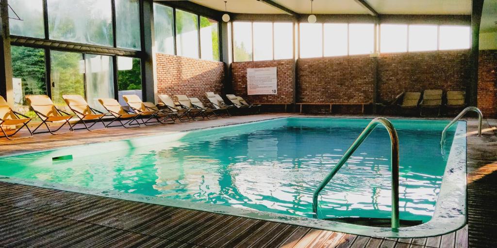 Bazén v ubytování Hotel de l'Horizon nebo v jeho okolí