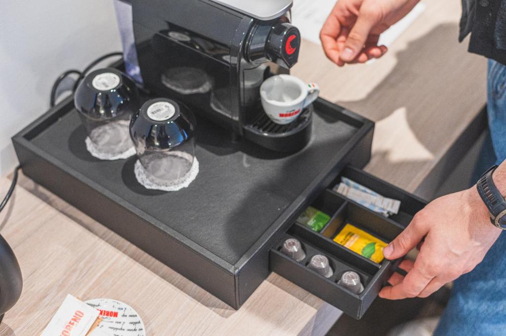 Příslušenství pro přípravu čaje a kávy v ubytování Downtown Suites by Athens Tower