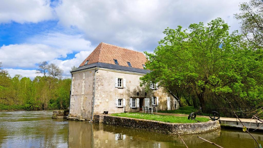 um edifício antigo no lado de um rio em Moulin de charme Touraine #insolite #nature em Rivarennes