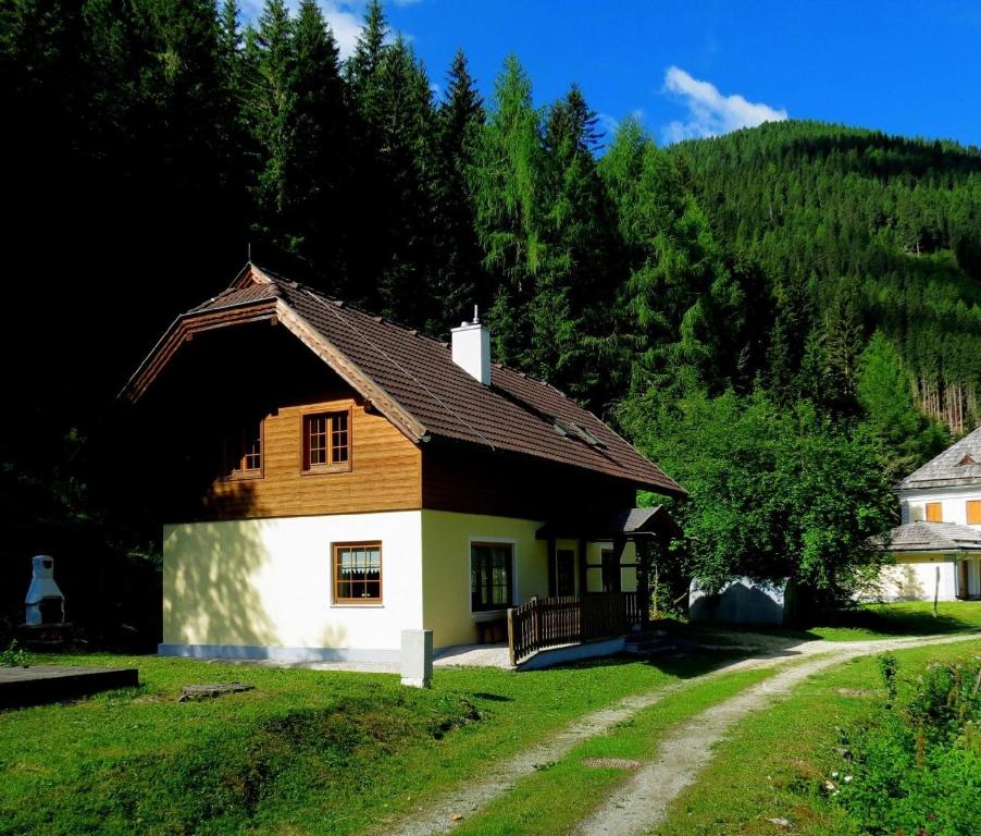 una pequeña casa en medio de un campo en Gemütliches Ferienhaus in ruhiger Lage, en Innerkrems