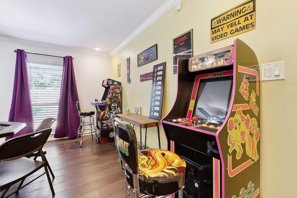 une salle avec une console de jeux vidéo et une salle d'arcade dans l'établissement LSU Slammer Arcade 4 5 mile to LSU Private Yard, à Bâton-Rouge