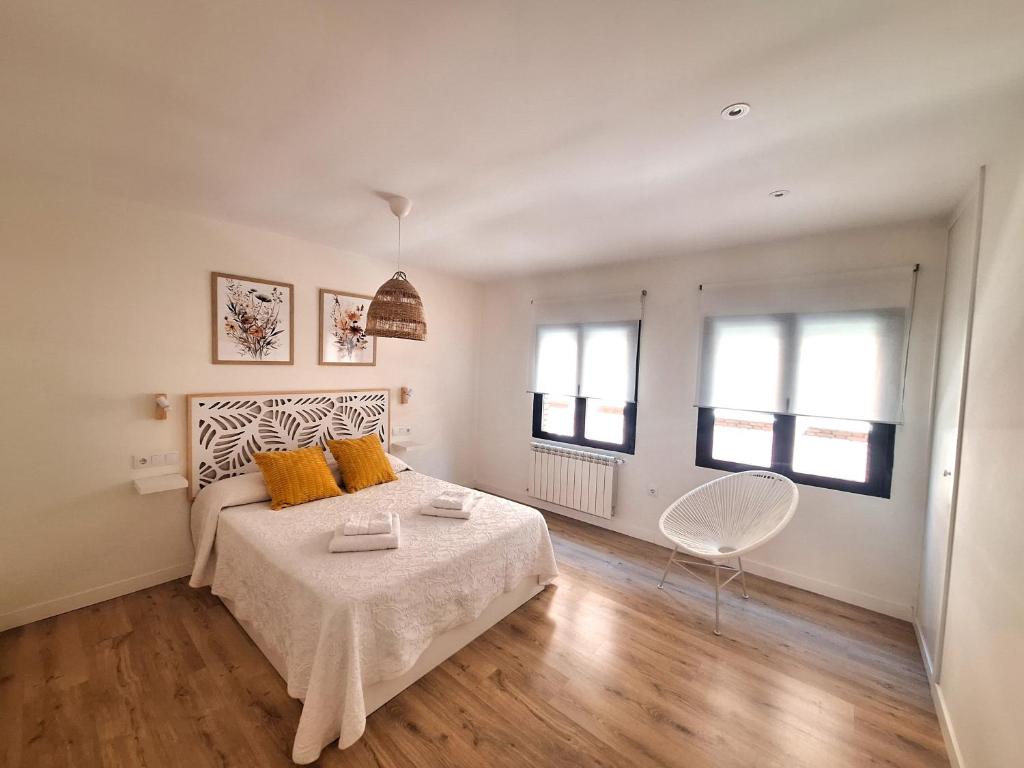 ein Schlafzimmer mit einem Bett mit orangefarbenen Kissen darauf in der Unterkunft Apartamento Premium PLAZA MAYOR con PARKING in Avila
