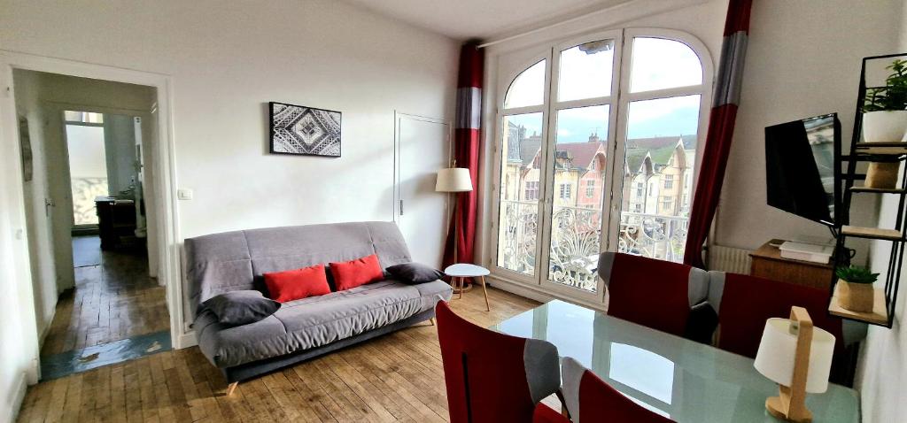 特魯瓦的住宿－Au Coeur de Ville，带沙发和大窗户的客厅