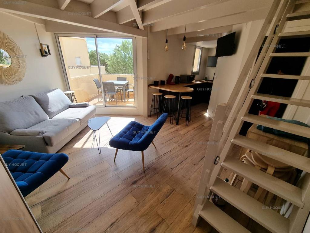 un salon avec un canapé et une table dans l'établissement SUPERBE appartement T3 avec extérieur à 50m de la mer, à Saint Pierre La Mer