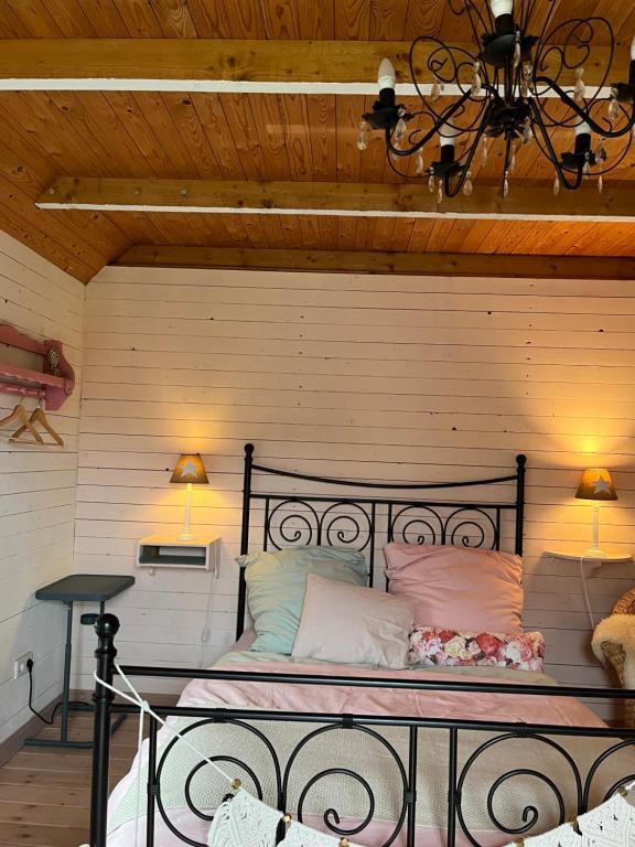 ein Schlafzimmer mit einem Bett in einem Zimmer in der Unterkunft Gartenzimmer zwischen den Meeren in Ladelund