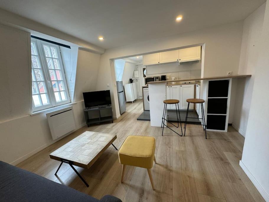 Zimmer mit Küche und Wohnzimmer in der Unterkunft Appartement Dunkerque Centre in Dunkerque