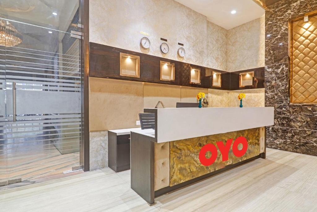 a lobby with a yes sign on a counter at OYO Devi Residency Near Mahakali Temple in Hyderabad