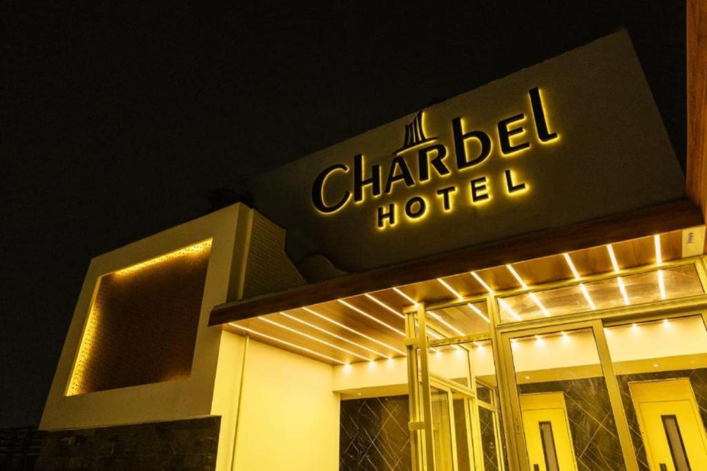 una señal de hotel en la parte delantera de un edificio en Mar Charbel Hotel Cairo, en El Cairo