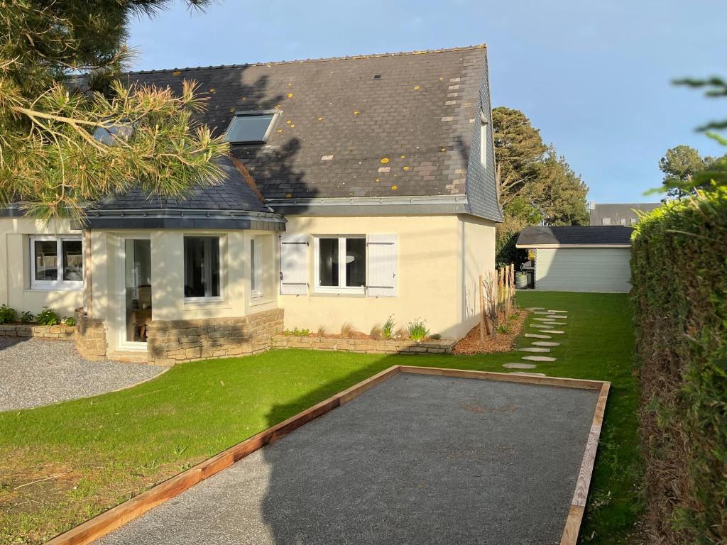 une maison avec une allée devant dans l'établissement KerDesAmis - Tolles Ferienhaus in Strandnähe mit Sonnenterrasse, Boulebahn und großem Garten, à Pénestin