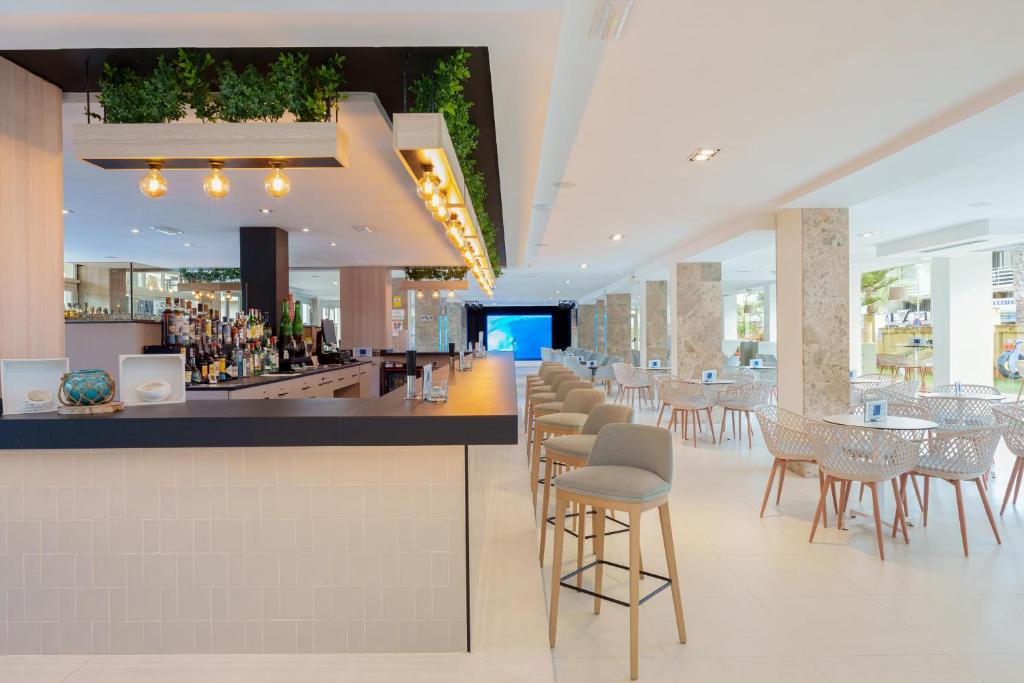 Lounge nebo bar v ubytování Ferrer Janeiro Hotel & Spa