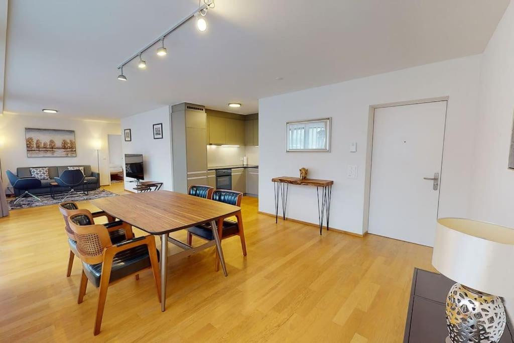 a dining room and living room with a table and chairs at Amazing/sunny 2 bedroom flat in the city center (West 6) in Zurich