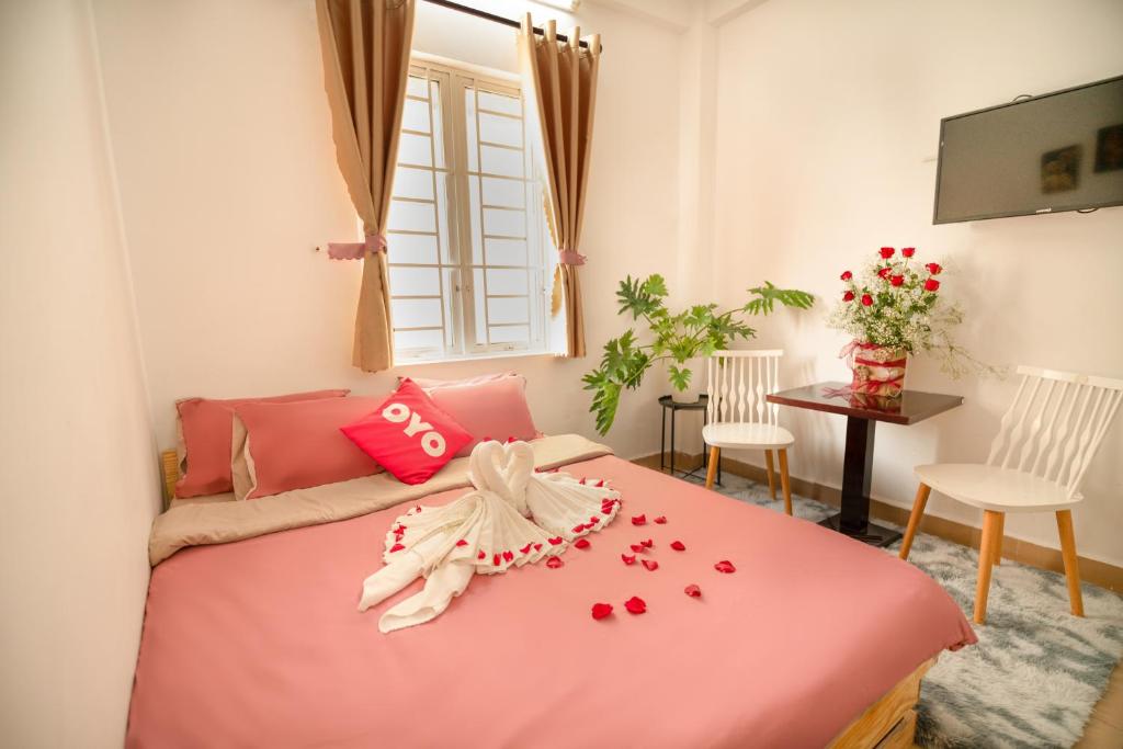 Postel nebo postele na pokoji v ubytování Pearl Wealth Dalat Hotel