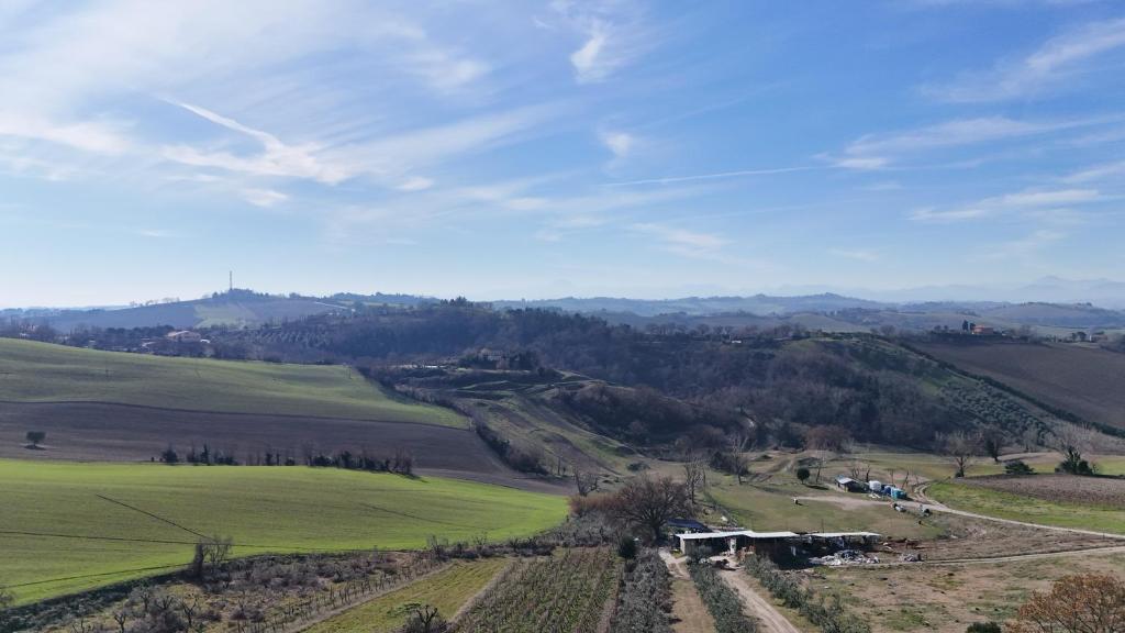 una vista de un campo con montañas en el fondo en SE058 - Senigallia, pentalocale comodo ai servizi, en SantʼAngelo