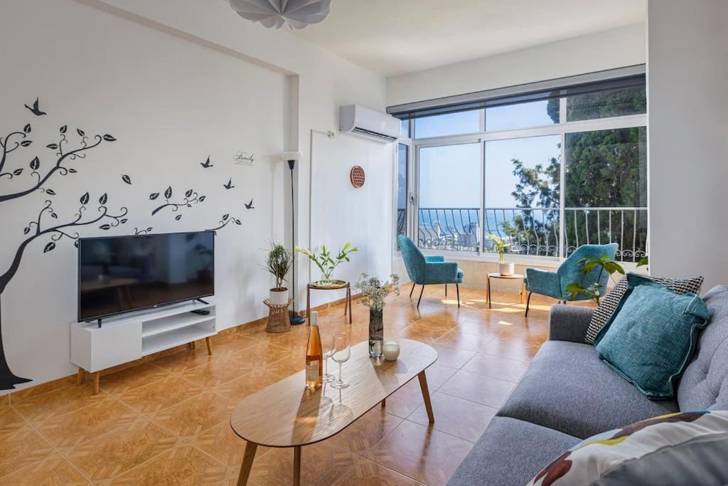 Μια τηλεόραση ή/και κέντρο ψυχαγωγίας στο Bahá’í Gardens Sea view