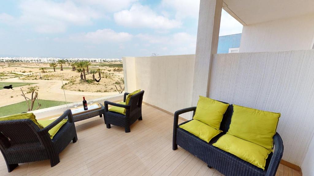 balcón con 2 sillas y ventana grande en Casa Brasilena - A Murcia Holiday Rentals Property en Roldán