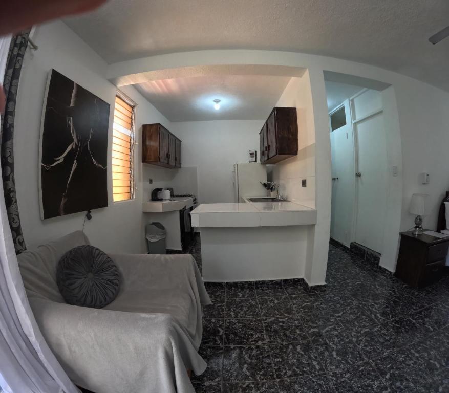 Cette chambre comprend un lit, un évier et une cuisine. dans l'établissement Hotel El Legendario, à Sosúa