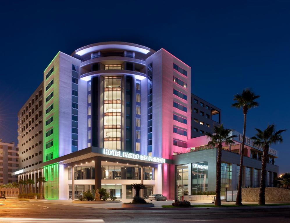 un edificio con luci colorate sopra la notte di Parco Dei Principi Hotel Congress & SPA a Bari