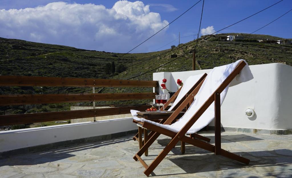 ein paar Stühle stehen auf einem Dach in der Unterkunft Kythneria in Kythnos