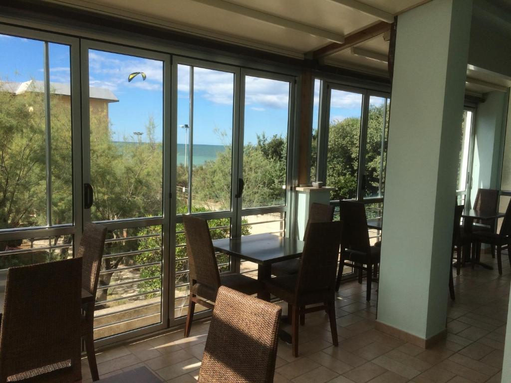 a dining room with a view of the ocean at Hotel Aurora in San Vincenzo