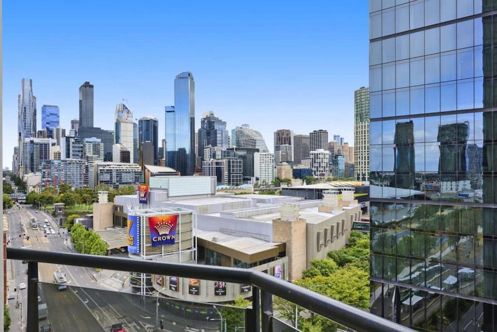 uma varanda com vista para o horizonte da cidade em Modern Comfort Meets City Skyline em Melbourne