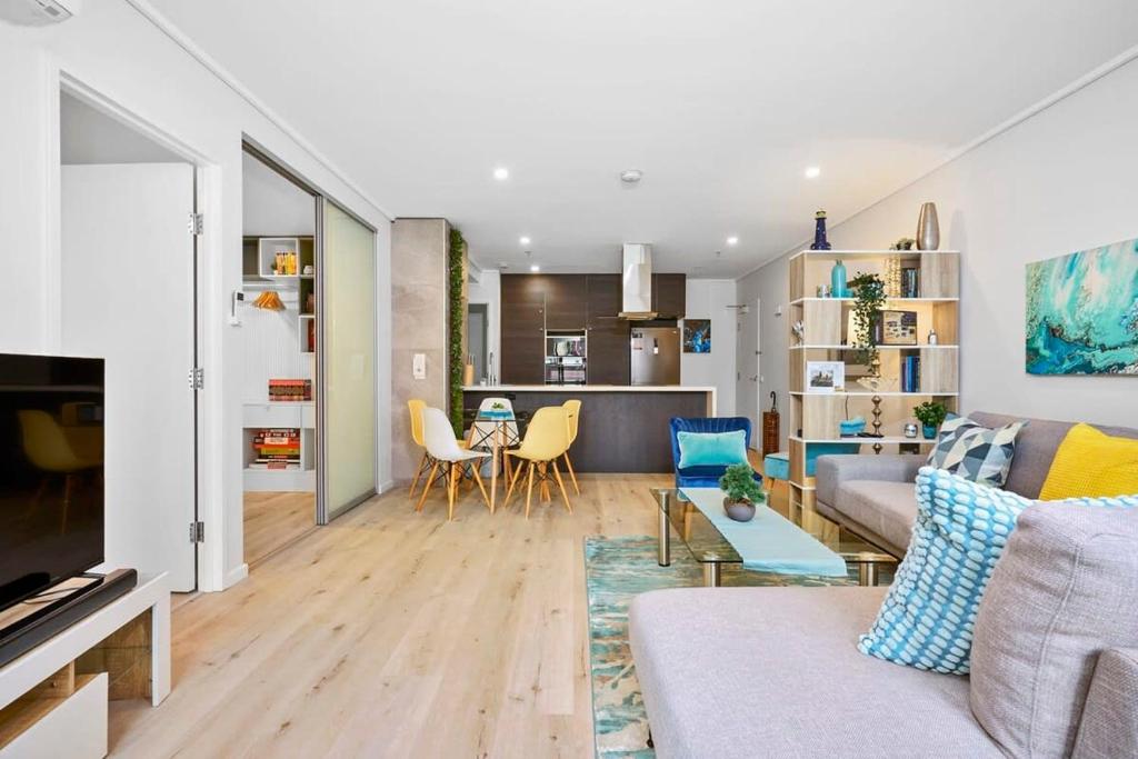 Khu vực ghế ngồi tại Modern 3 Bed Apartment in Melbourne CBD